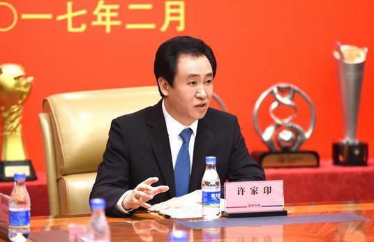 这时候，那名警员开口道：不要在那玩微信了，赶紧给你女婿打电话。